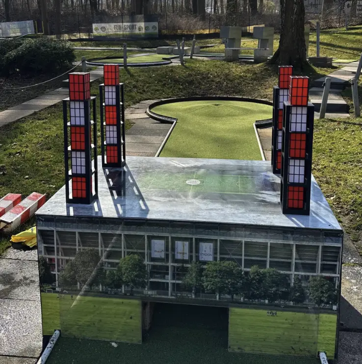 Miniaturmodell der Kölner Stadiontürme für eine Minigolfbahn